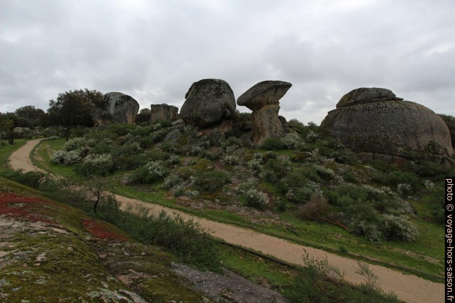 Chemin parmi les rochers granitiques erratiques des Barruecos. Photo © André M. Winter