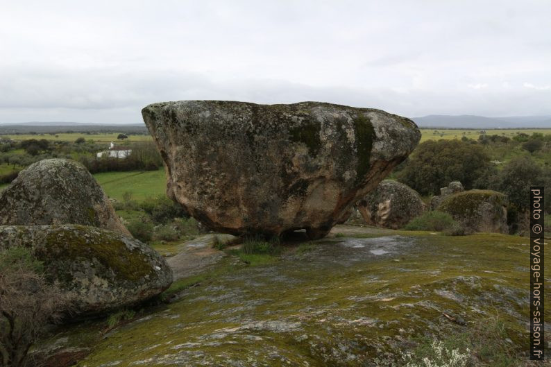 Rocher erratique des Barruecos sur un grand plateau granitique. Photo © André M. Winter