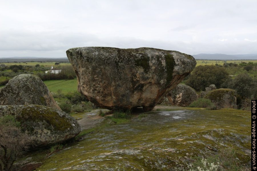 Rocher erratique des Barruecos sur un grand plateau granitique. Photo © André M. Winter