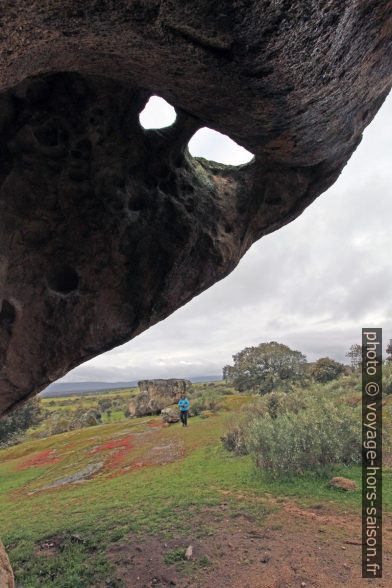 Rocher des Barruecos troué. Photo © André M. Winter