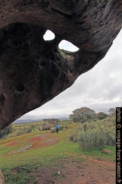 Rocher des Barruecos troué. Photo © André M. Winter