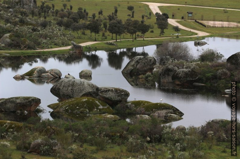 Le lac parmi les rochers erratiques des Barruecos. Photo © André M. Winter