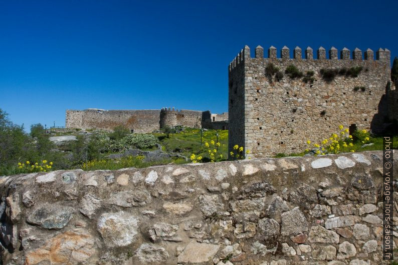 Enceinte médiévale à l'ouest de Trujillo. Photo © Alex Medwedeff