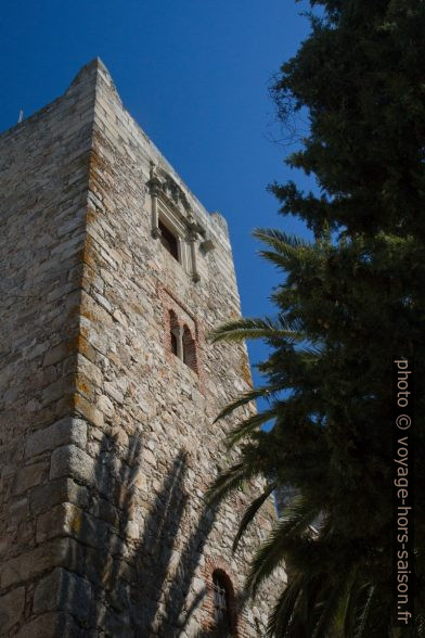 Fenêtres de la tour ouest de l'Alcázar de los Bejarano. Photo © Alex Medwedeff