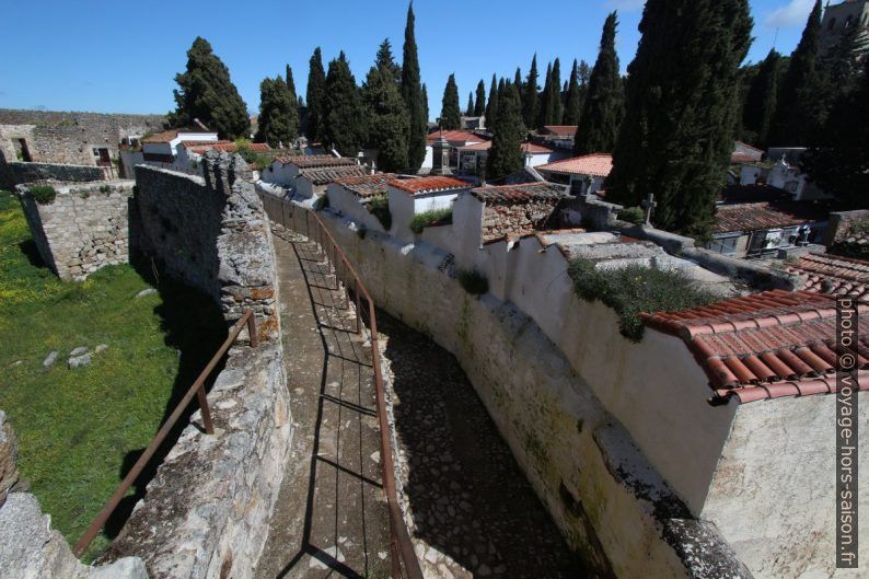 Ruelle entre enceinte médiévale et le cimetière de Trujillo. Photo © André M. Winter