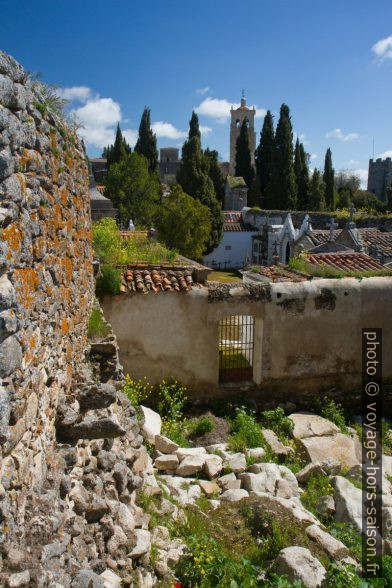 Cimetière dans l'enceinte médiévale. Photo © Alex Medwedeff