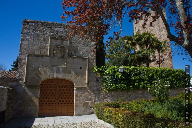 Portail et tour de l'Alcázar de los Bejarano. Photo © Alex Medwedeff
