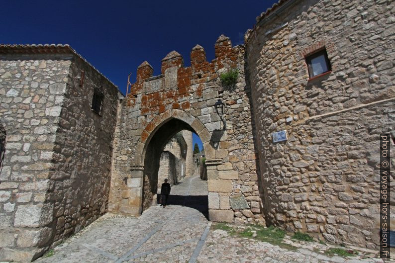 Puerta de San Andrés de la muralla sur de Trujillo. Photo © André M. Winter