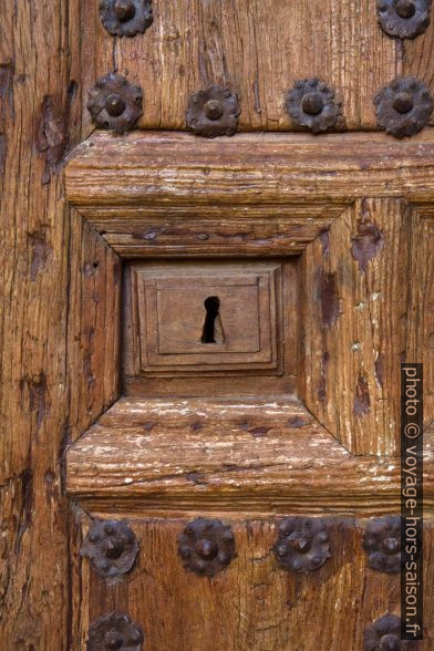 Serrure d'une vieille porte en bois. Photo © Alex Medwedeff