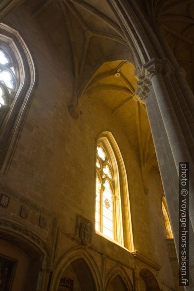 La lumière entre par une baie de l'église Santa María La Mayor. Photo © Alex Medwedeff