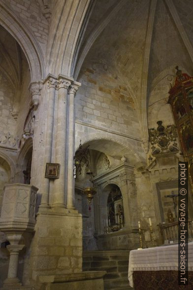 Chaire et chapelle latérale de l'église Santa María La Mayor. Photo © Alex Medwedeff