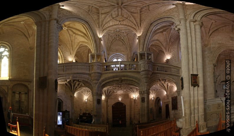 Tribune massive de l'église Santa María La Mayor. Photo © André M. Winter