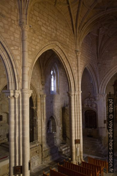 Piliers de la nef de l'église Santa María La Mayor. Photo © Alex Medwedeff