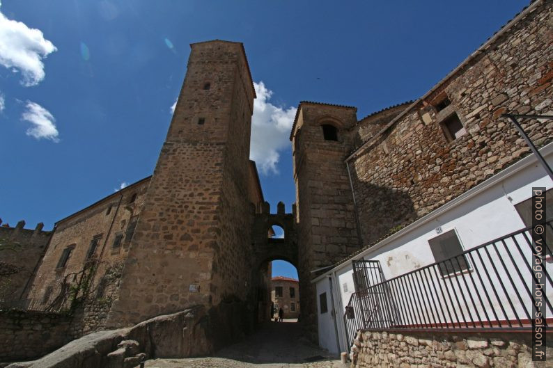 Puerta de Santiago. Photo © André M. Winter