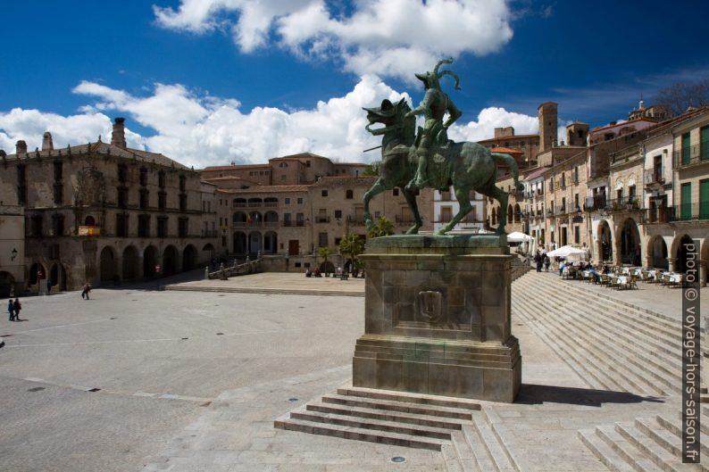 Plaza Mayor et la statue du meurtrier Francisco Pizarro. Photo © Alex Medwedeff