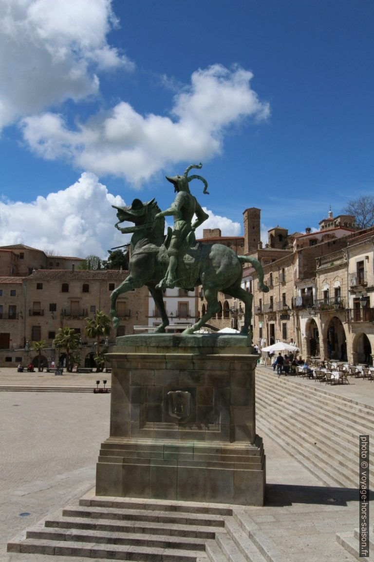 Statue clownesque du meurtrier Francisco Pizarro. Photo © André M. Winter