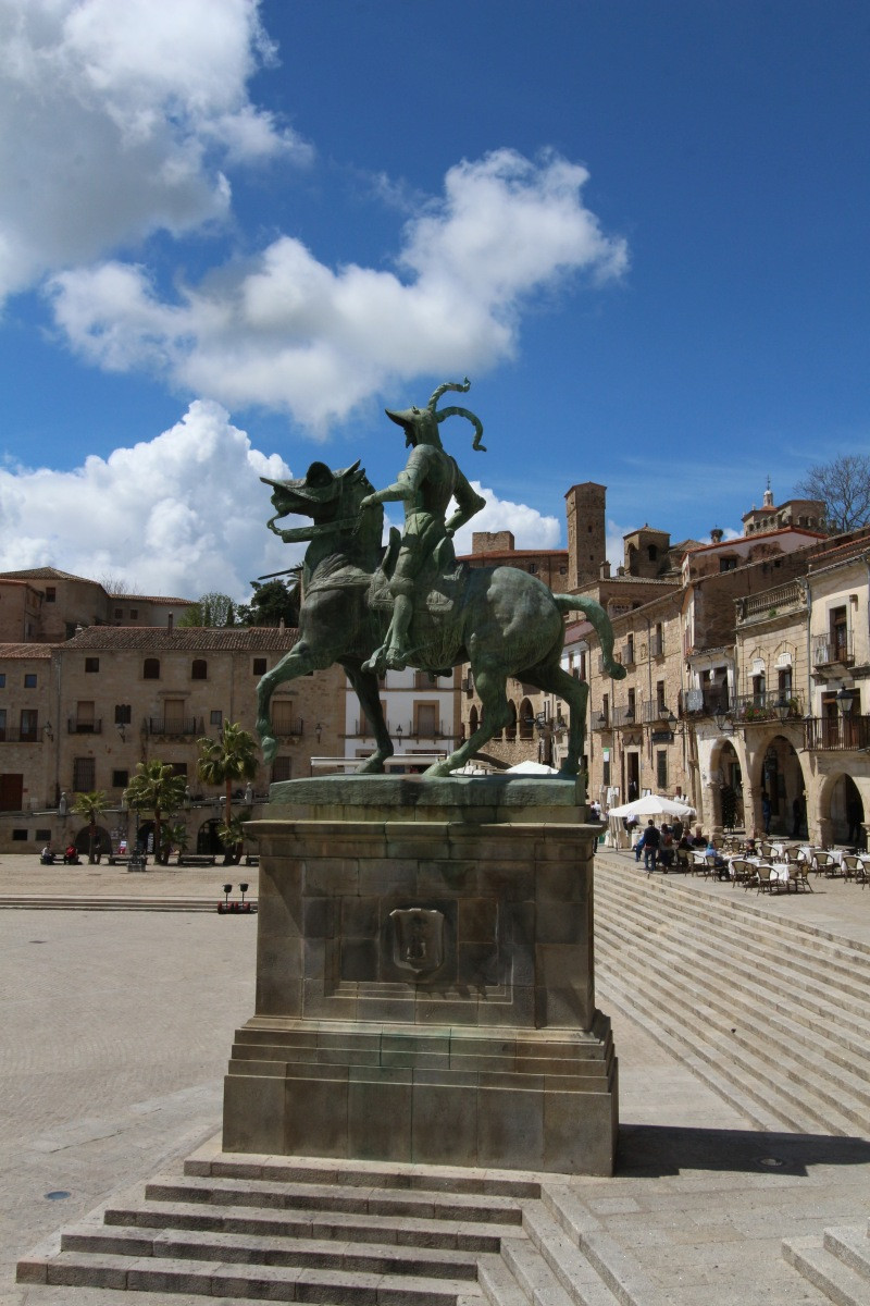 Statue clownesque du meurtrier Francisco Pizarro. Photo © André M. Winter