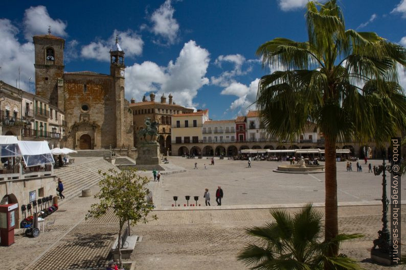 Plaza Mayor de Trujillo et l'église St. Martin. Photo © Alex Medwedeff
