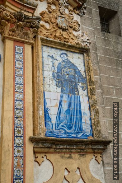 Azulejo d'un saint sur la façade de l'église San Bartolomé. Photo © Alex Medwedeff