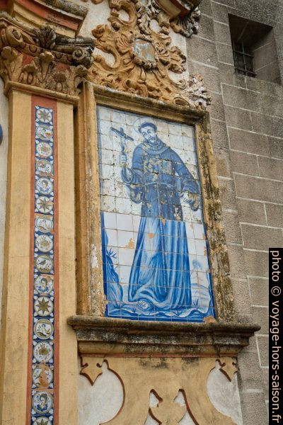 Azulejo d'un saint sur la façade de l'église San Bartolomé. Photo © Alex Medwedeff