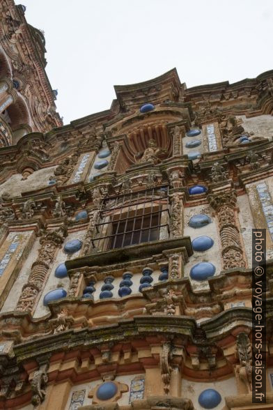 Faïences et céramiques en trois dimensions de la façade de l'église San Bartolomé. Photo © Alex Medwedeff
