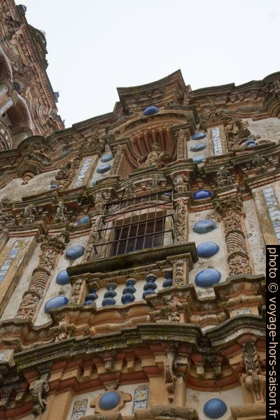 Faïences et céramiques en trois dimensions de la façade de l'église San Bartolomé. Photo © Alex Medwedeff