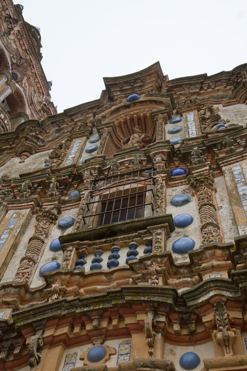 Faïences et céramiques en trois dimensions de la façade de l'église San Bartolomé. Photo © Alex Medwedeff
