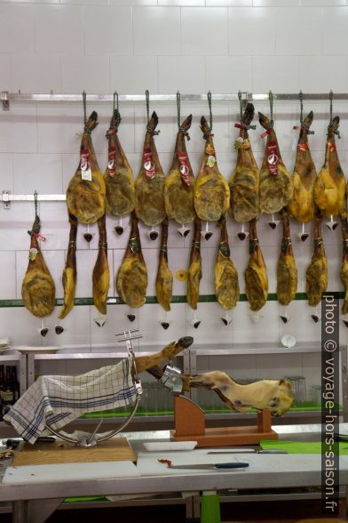 Les cuisses de cochon ibérique à la Jamonería. Photo © Alex Medwedeff