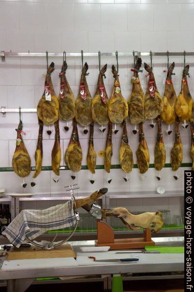 Les cuisses de cochon ibérique à la Jamonería. Photo © Alex Medwedeff