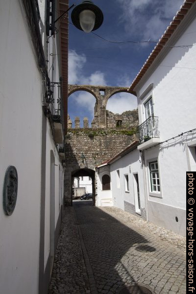 Rua das Portas de Beja, portail et aqueduc. Photo © André M. Winter