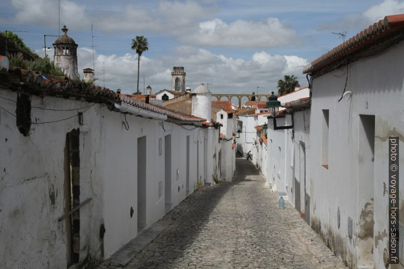 Rua dos Quarteis et l'aqueduc de Serpa. Photo © Alex Medwedeff