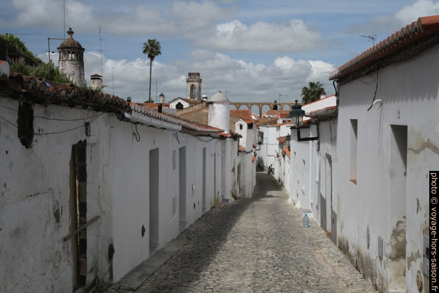 Rua dos Quarteis et l'aqueduc de Serpa. Photo © Alex Medwedeff