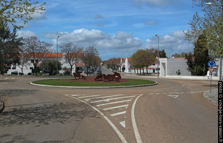 Rond-point sur le périphérique interne de Serpa. Photo © André M. Winter