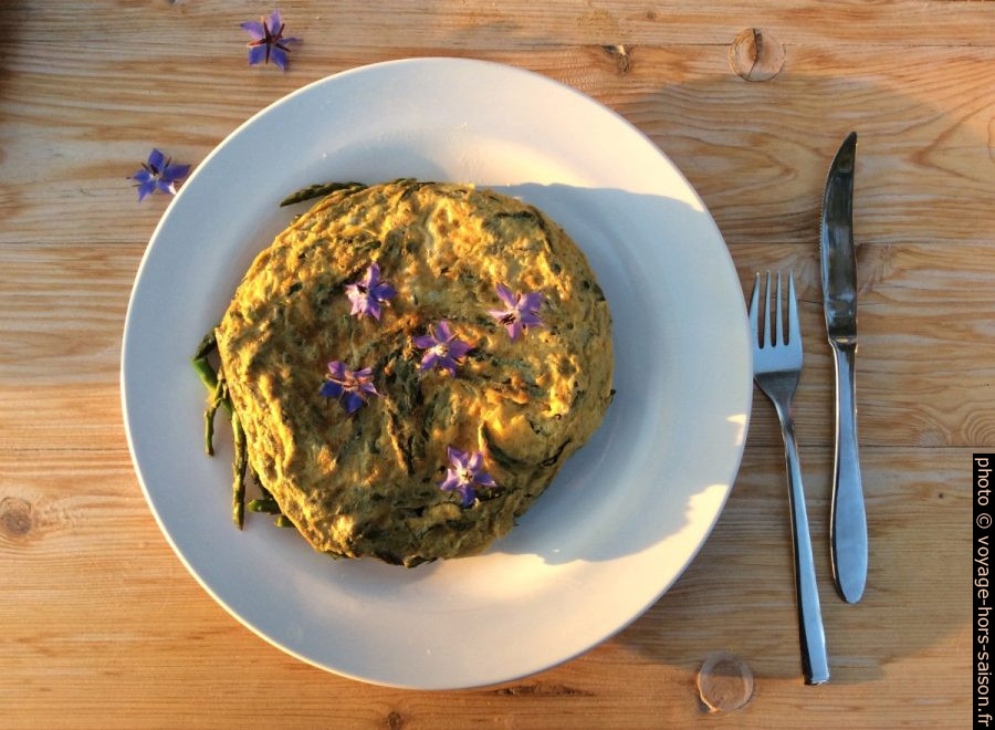 Omelette aux asperges sauvages. Photo © Alex Medwedeff