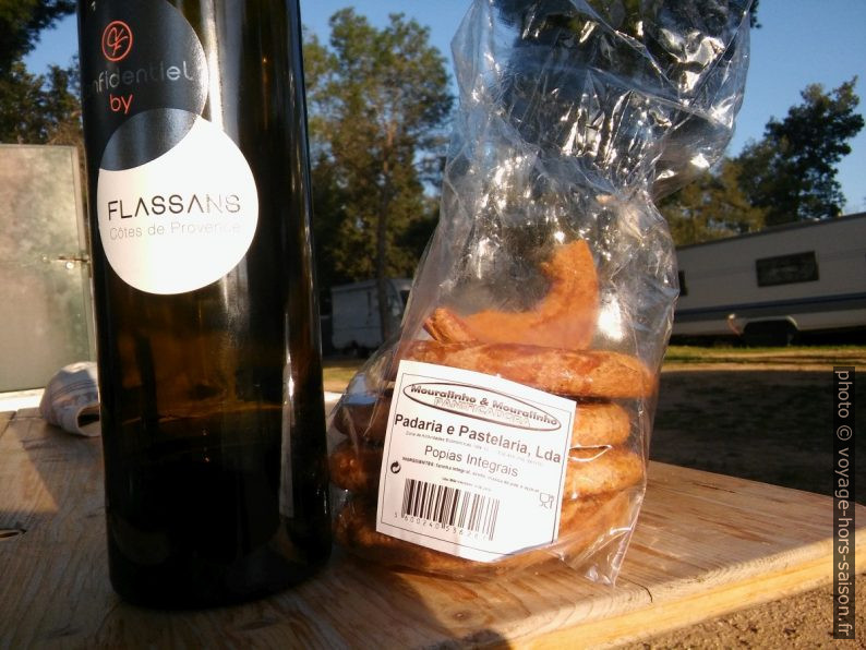 Vin de Flassans dans le Var et biscuits Popias integrais de l'Alentejo. Photo © André M. Winter