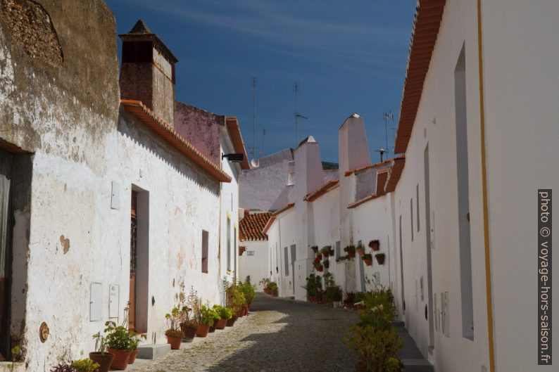 Rue de la Mouraria de Moura. Photo © Alex Medwedeff