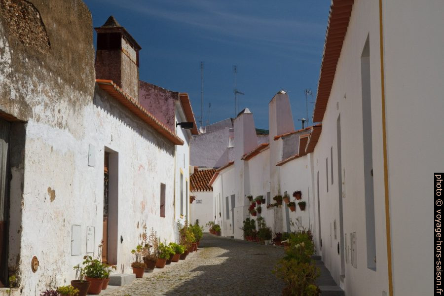 Rue de la Mouraria de Moura. Photo © Alex Medwedeff