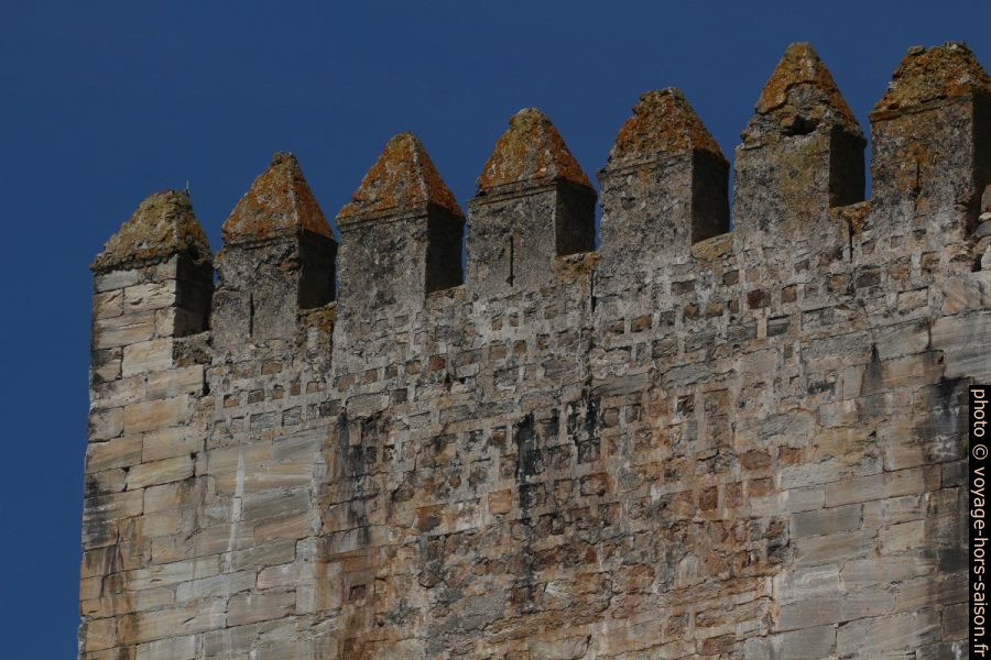 Créneaux du donjon du Château de Moura. Photo © André M. Winter