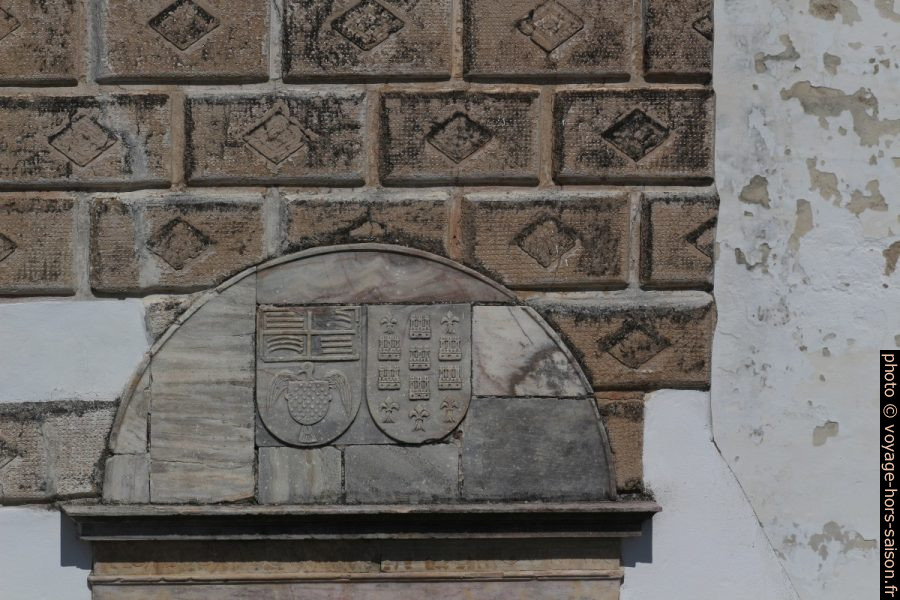 Blasons taillés dans un linteau du Château de Moura. Photo © André M. Winter