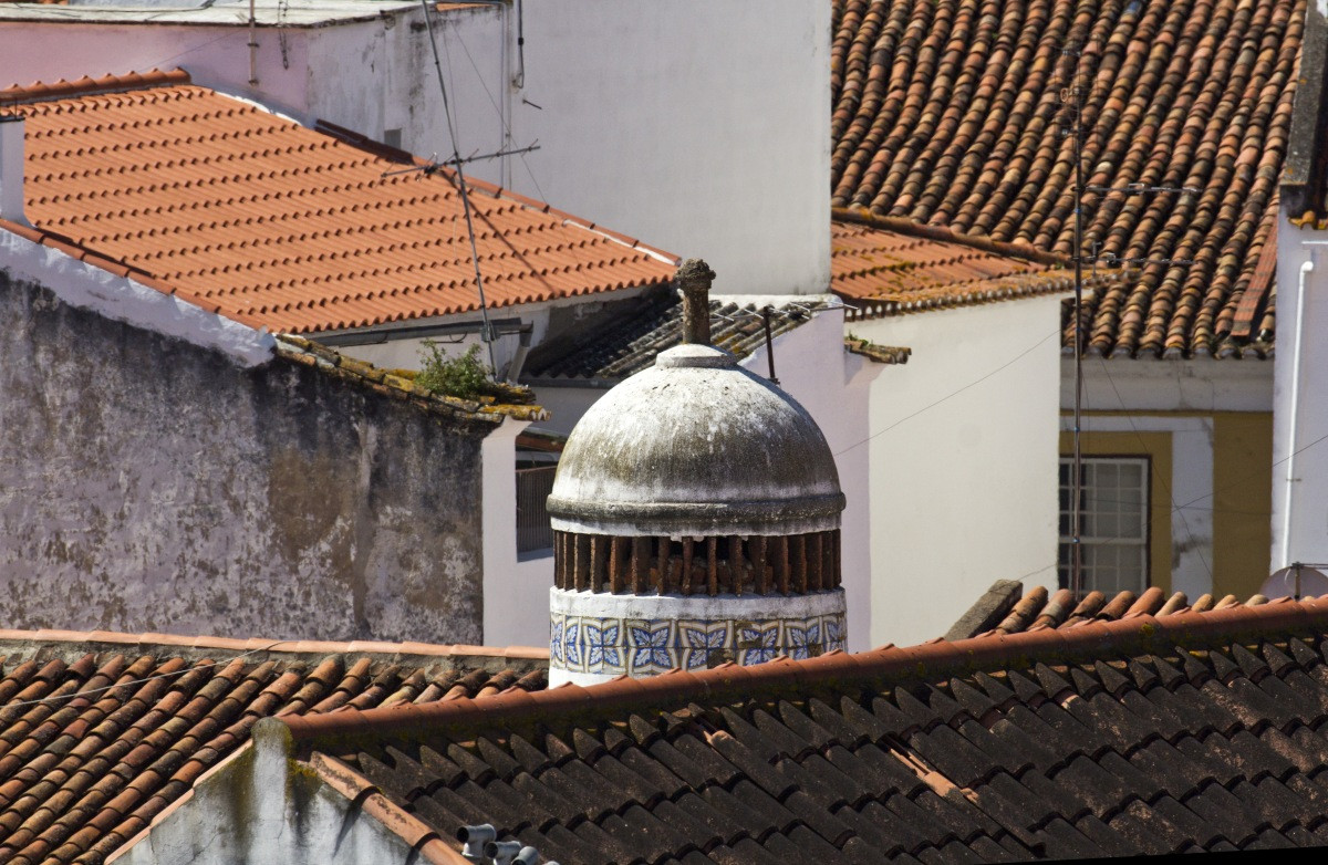 Cheminée de style mauresque. Photo © André M. Winter