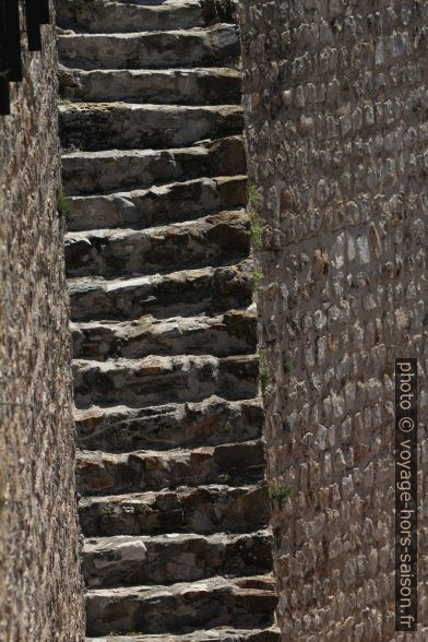 Escalier dans le château de Moura. Photo © André M. Winter