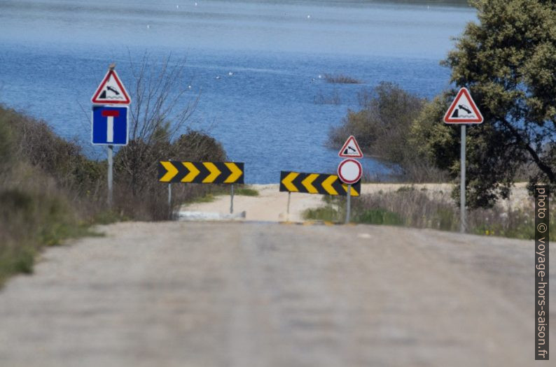 Ancienne route barrée au sud du barrage de Brinches. Photo © André M. Winter