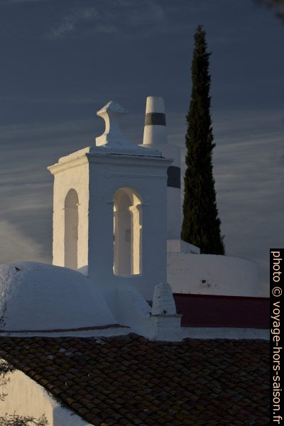 Clocher de São Gens le soir. Photo © André M. Winter