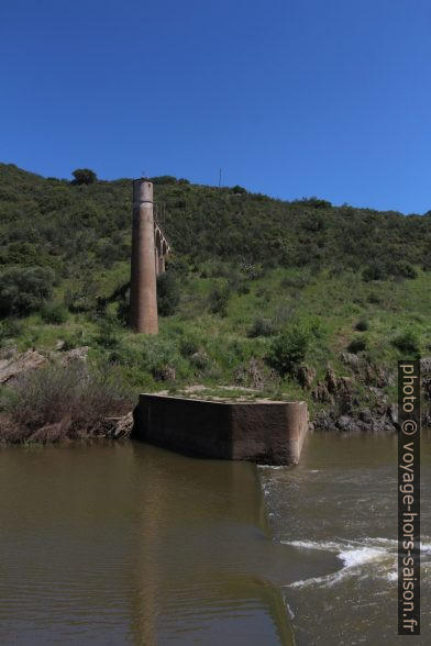 Tourelle et barrage dans le Guadiana. Photo © André M. Winter