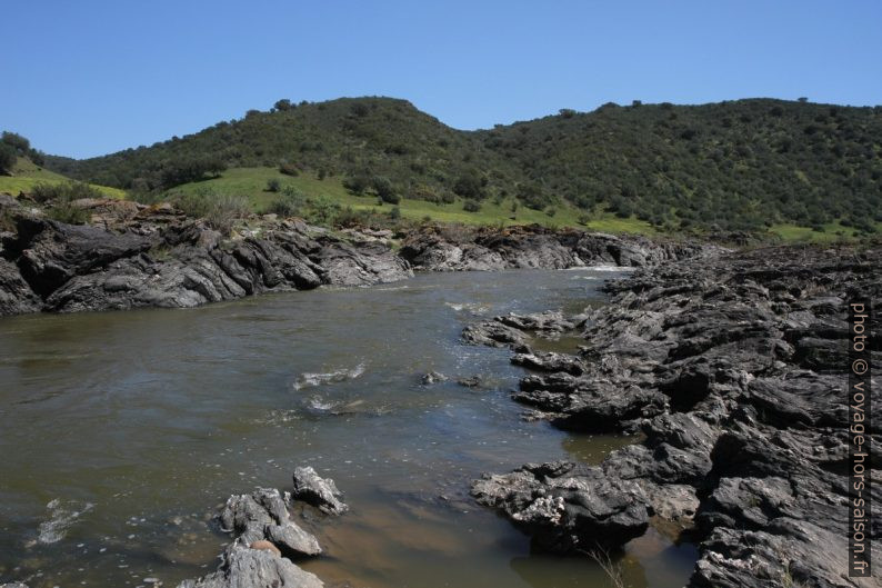 Le Guadiana dans sont lit de roches dures. Photo © Alex Medwedeff