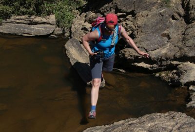 Alex saute par dessus de l'eau stagnante. Photo © André M. Winter