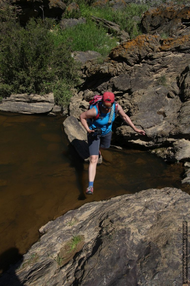 Alex saute par dessus de l'eau stagnante. Photo © André M. Winter