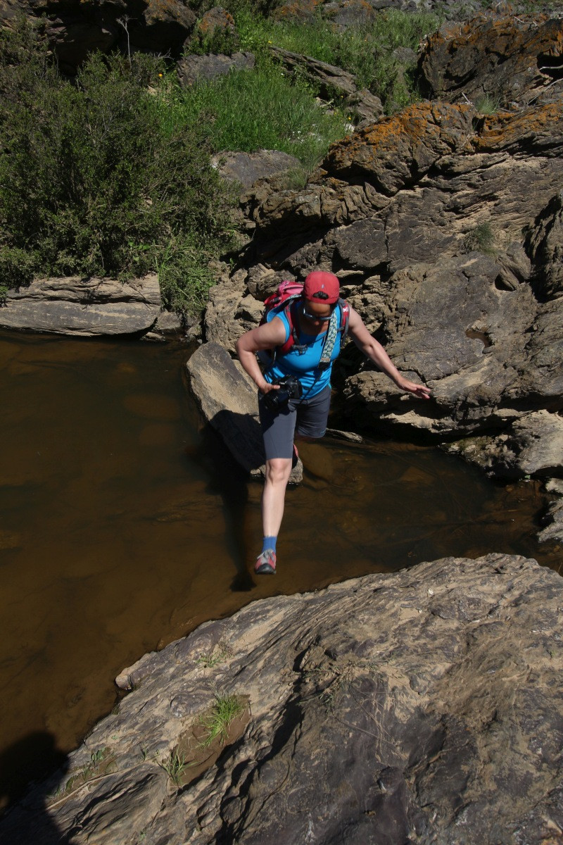 Alex saute par dessus de l'eau stagnante. Photo © André M. Winter