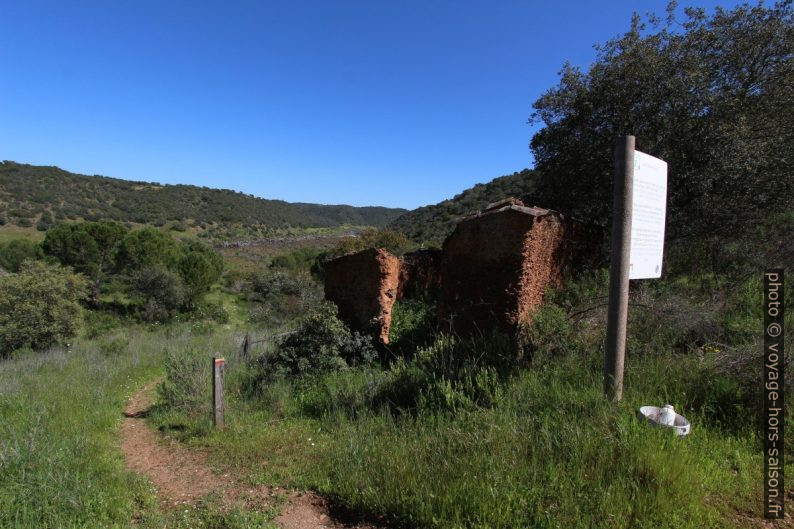 Ruine le long du chemin. Photo © André M. Winter