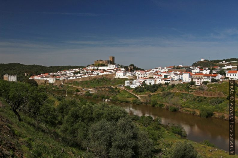 La ville blanche de Mértola en bordure du Guadiana. Photo © André M. Winter